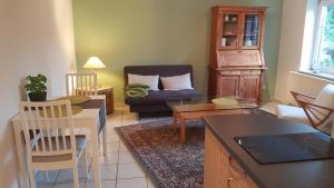 ein Wohnzimmer mit einem Sofa und einem Tisch in der Unterkunft Ferienwohnung Seeburger See in Seeburg