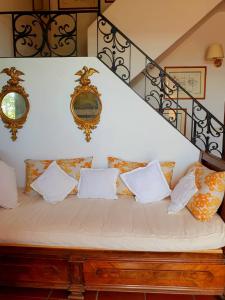 eine Couch mit Kissen unter einer Treppe in der Unterkunft Casa Margot in Campagnano di Roma