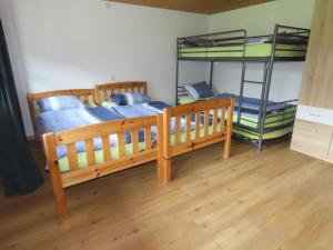 1 dormitorio con 2 literas y suelo de madera en Holzhaus bei Interlaken, en Goldswil
