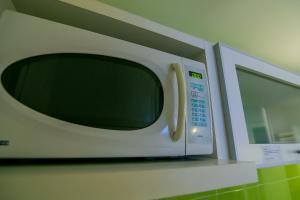a microwave on top of a counter in a kitchen at Roberta Rosa De Fontana Suites in Rosario