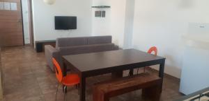 een woonkamer met een tafel en een bank bij HB via bono 57 in Bergamo