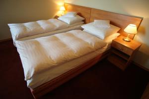 Łóżko lub łóżka w pokoju w obiekcie Hotel Grodzki