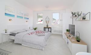 Postel nebo postele na pokoji v ubytování Kenova studio apartment