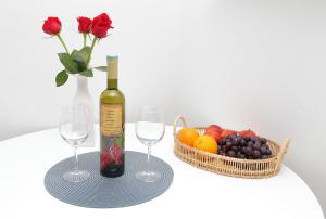 Nápoje v ubytování Kenova studio apartment
