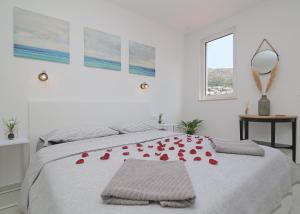 Postel nebo postele na pokoji v ubytování Kenova studio apartment