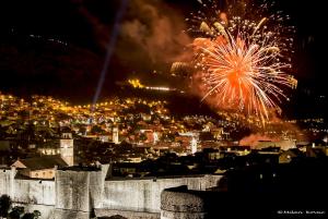 Nespecifikovaný výhled na destinaci Dubrovník nebo výhled na město při pohledu z apartmánu
