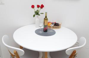 Nápoje v ubytování Kenova studio apartment