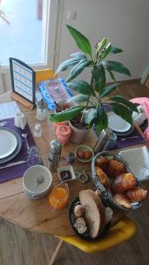 een tafel met een laptop en een bord eten bij L'abri côtier in Équihen-Plage