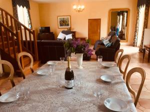 uma garrafa de vinho sentada numa mesa numa sala de estar em Loire Valley Cottages em Jarzé