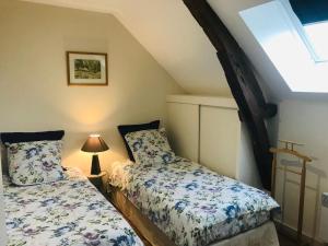 - une chambre mansardée avec 2 lits dans l'établissement Loire Valley Cottages, à Jarzé