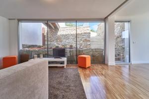 a living room with a couch and a tv at Views and Beds in Pontevedra