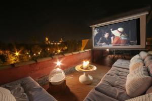 una grande TV a schermo piatto seduta in cima a un balcone di Palermo Magic House a Palermo