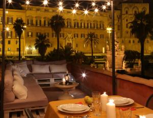 una vista su un edificio da un patio di notte di Palermo Magic House a Palermo