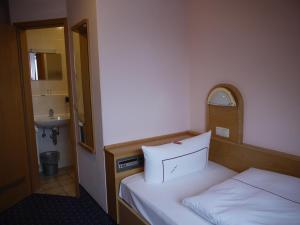 Postel nebo postele na pokoji v ubytování Hotel Ebner