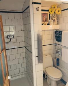 A bathroom at The Tavern at Timberland 