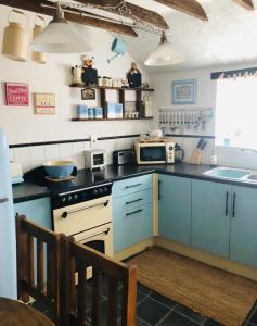 A kitchen or kitchenette at The Tavern at Timberland 