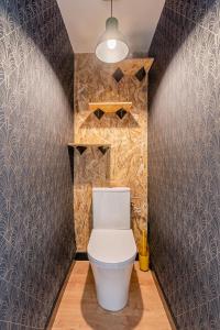 een badkamer met een wit toilet in een kamer bij La Plume in Marseille +11 foto's