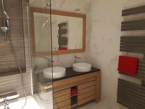 un bagno con due lavandini e una doccia di Maison sur la Presqu'Ile de Rhuys a Saint-Gildas-de-Rhuys