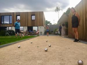 un grupo de personas de pie alrededor de bolas en el suelo en HYTTA, en Arendonk