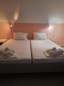 Posteľ alebo postele v izbe v ubytovaní Tsamadanis Hotel & Bungalows Friends Family