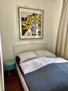 Bett in einem Zimmer mit einem Bild an der Wand in der Unterkunft Chez Coco Apartment 2 Aachen in Aachen