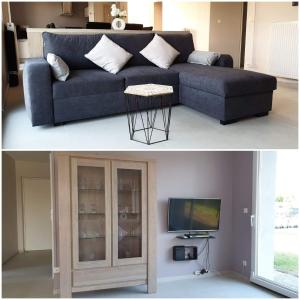 ein Wohnzimmer mit einem blauen Sofa und einem TV in der Unterkunft Gîte des Vosges du Sud in Ronchamp