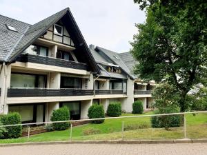 un gran edificio con muchas ventanas en Ferienwohnung Sonnenschein Hahnenklee, en Hahnenklee-Bockswiese