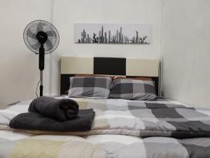 Ένα ή περισσότερα κρεβάτια σε δωμάτιο στο Sri Makmur Pontian Homestay