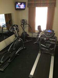 Fitness centrum a/nebo fitness zařízení v ubytování Baymont by Wyndham Henderson