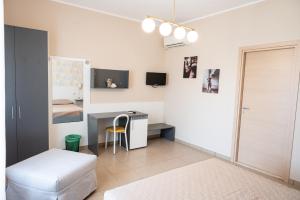 1 dormitorio con 1 cama, escritorio y 1 cama en affittacamere da Fiorella en San Miniato