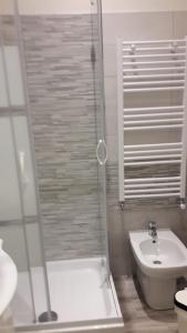 Un baño con ducha, inodoro y lavabo. en B&B "La Camelia", en Rieti