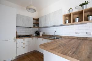 Kuchyň nebo kuchyňský kout v ubytování Bay View Apartment