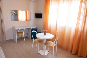una pequeña mesa y sillas en una habitación con ventana en affittacamere da Fiorella en San Miniato