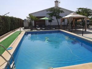 Bazén v ubytování CASA RURAL LA CERCA nebo v jeho okolí