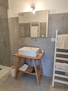 bagno con lavandino bianco e doccia di A est b&b Otranto a Otranto