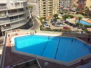 an overhead view of a large swimming pool with a parking lot at Apartment Levante Halcon in Benidorm