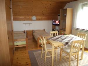 uma cozinha e sala de jantar com mesa e cadeiras em Apartma Podlogar Golica Triglav em Jesenice
