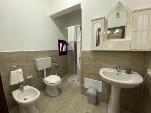 ein Bad mit einem WC und einem Waschbecken in der Unterkunft B&B Gloria in Villabate
