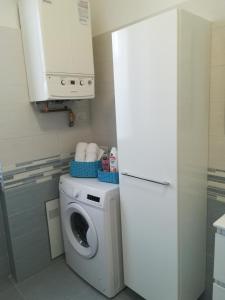 uma máquina de lavar e secar roupa numa pequena casa de banho em Casa di Roberta em Albiate