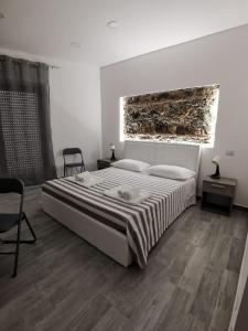 1 dormitorio con 1 cama grande y suelo de madera en La luce di Ambra, en Pagliara