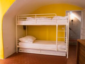 ロクブリュヌ・カップ・マルタンにあるRomantic Hideaway Roquebrune-Cap Martin/Monaco near castleの二段ベッド2組付きの二段ベッド付きの部屋