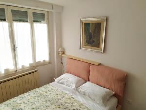 un letto con testiera arancione in una camera da letto di Casa di Debora a Perugia