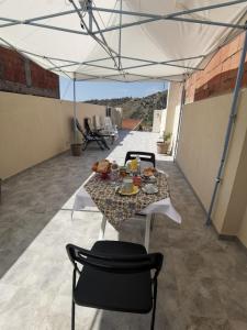 una mesa con comida en el patio en La luce di Ambra, en Pagliara