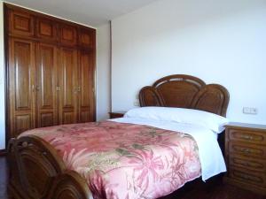 La Casa de Vicenta في أرزوا: غرفة نوم مع سرير مع خزانة ملابس وسرير سيد