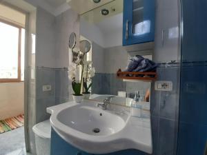 Et badeværelse på Cosy central apartment + 26 billeder