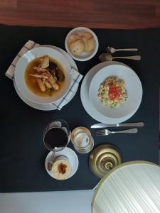 een zwarte tafel met borden met voedsel erop bij Pension La Corredera in Tui