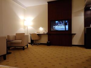 TV a/nebo společenská místnost v ubytování Khabti Grand Hotel