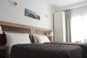 een hotelkamer met 2 bedden en een raam bij The Cathedral Rooms in Málaga