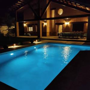a swimming pool at night with blue lights at Mi lugar favorito in Torrejón del Rey
