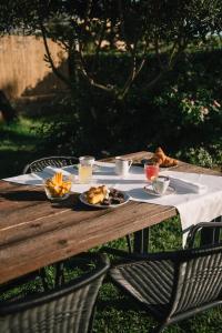 a picnic table with food and drinks on it at Mami Sabaudia Hotel in Sabaudia